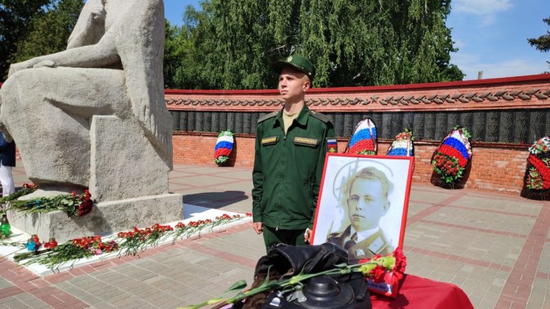 В Тамбове в День памяти и скорби поисковики провели церемонию захоронения летчика Великой Отечественной Петра Григорьевича Грачева.