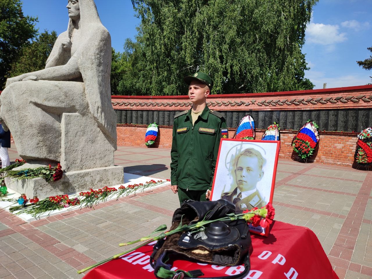 В Тамбове в День памяти и скорби поисковики провели церемонию захоронения летчика Великой Отечественной Петра Григорьевича Грачева.