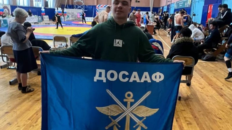 Торжественное вручение членского билета ДОСААФ борцу Александру Рыжкову